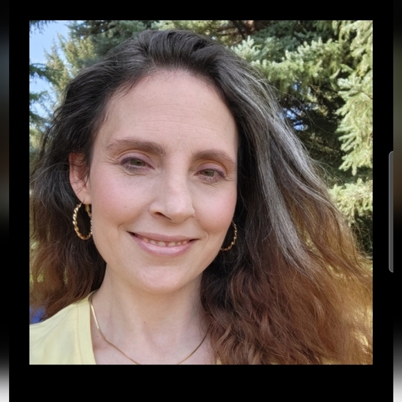 ๐  Meet your Posher: Valerie ๐ - Picture 5 of 16